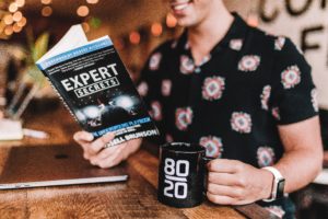 Experte beim Lesen eines Buches