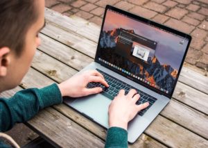 Mann bedient Laptop