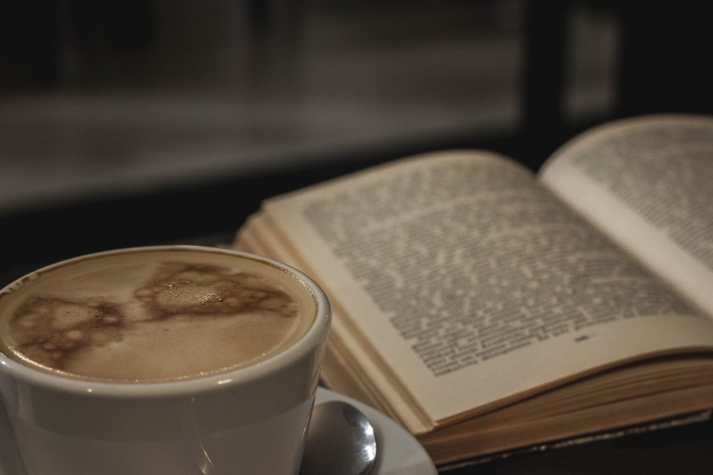 Kaffee und Buch