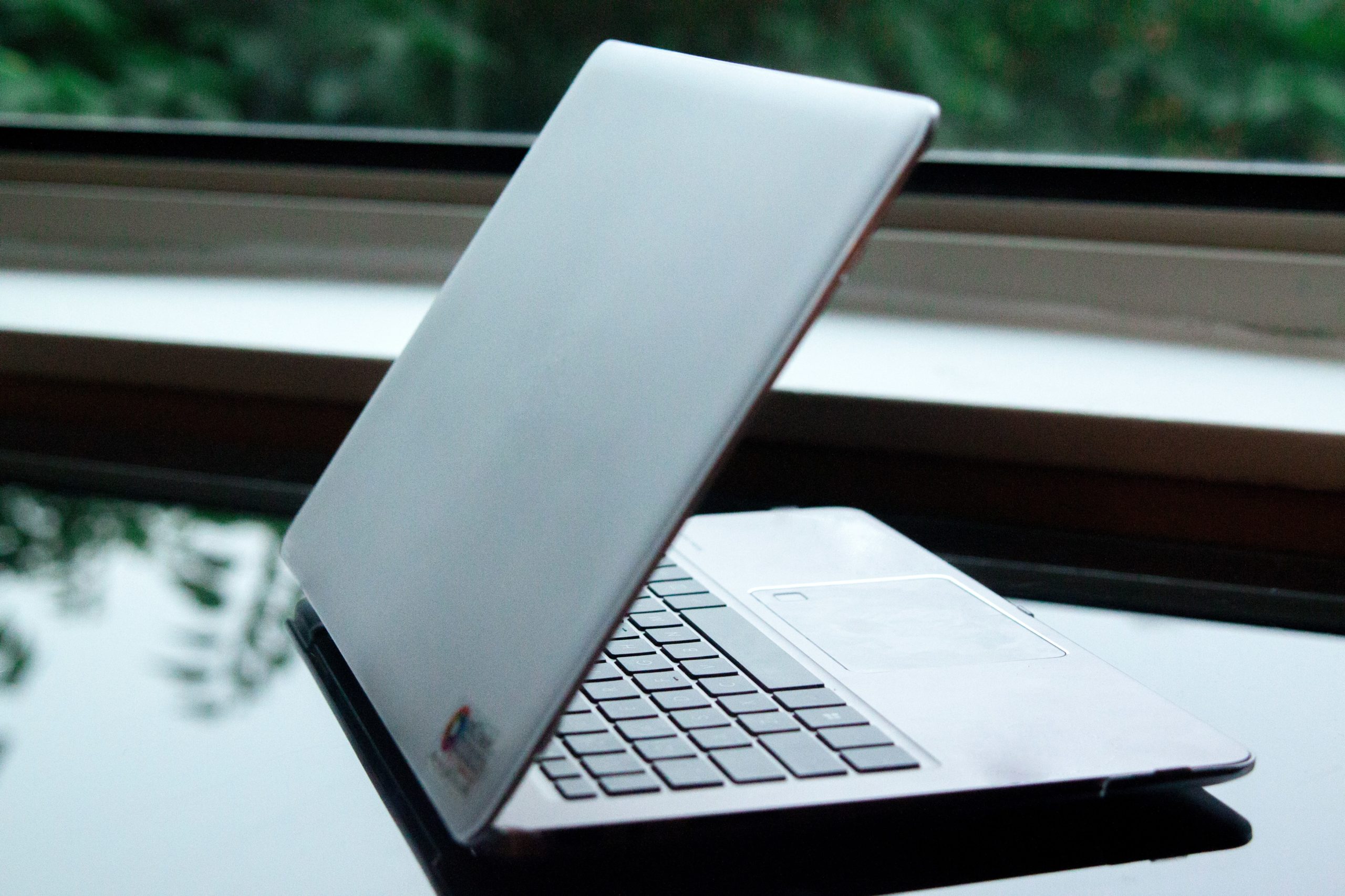 Laptop auf Tisch