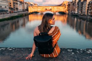 Frau mit Rucksack in Venedig
