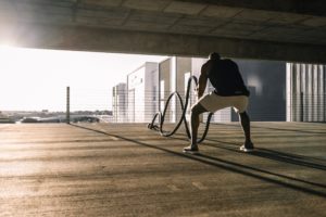 Mann beim Training mit Seilen
