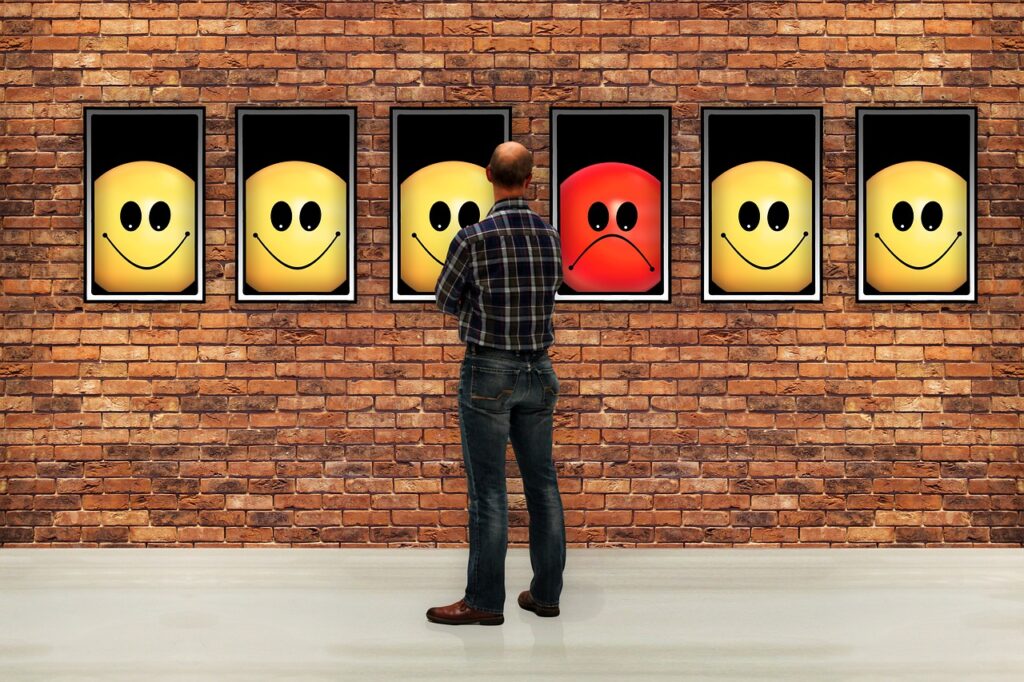 Mann steht vor Smileys