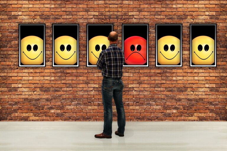 Mann steht vor Smileys
