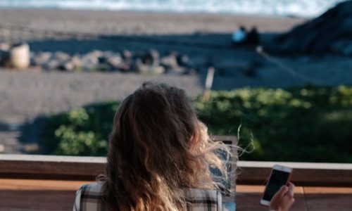 Foto für Affiliate work smart Frau mit Laptop auf Balkon